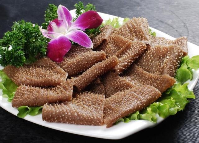 去火锅店吃火锅时,可以不点羊肉卷,但这4种肉类最好不要错过