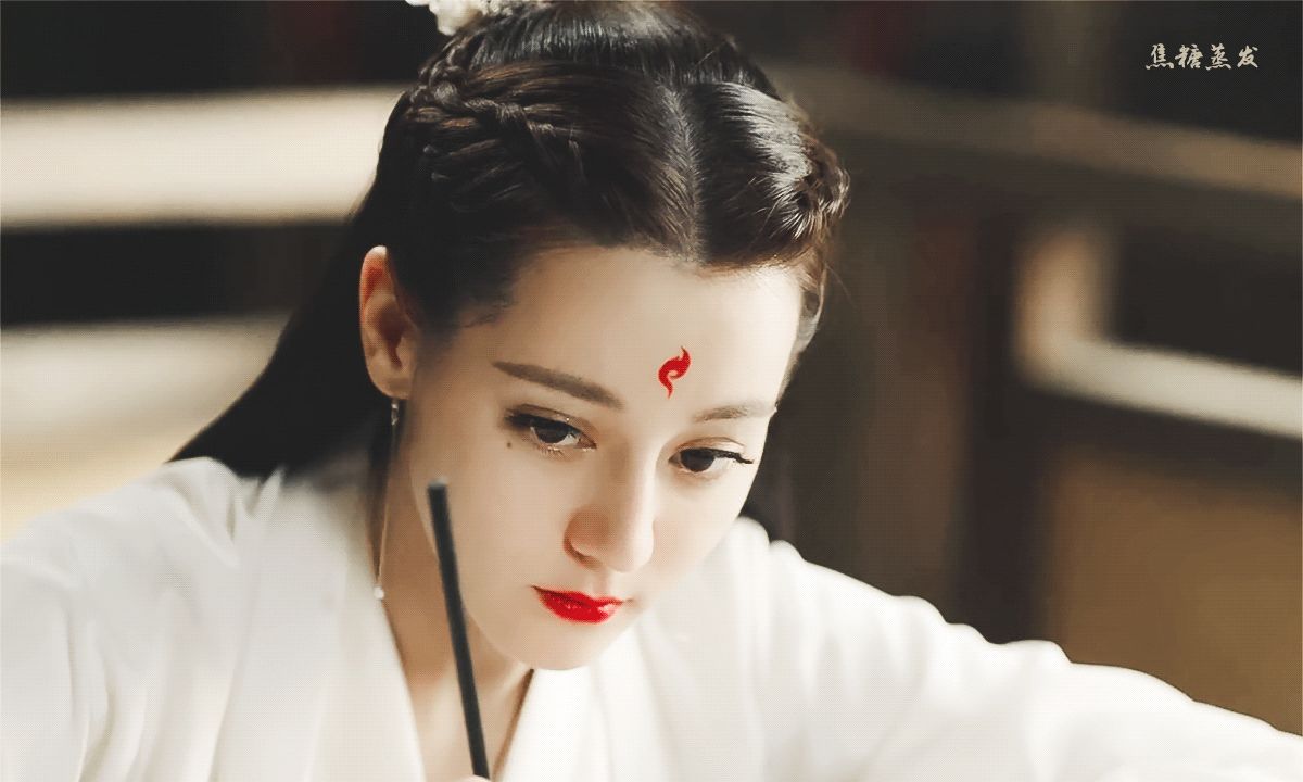 热巴登上南都娱乐封面,一袭红裙明媚动人