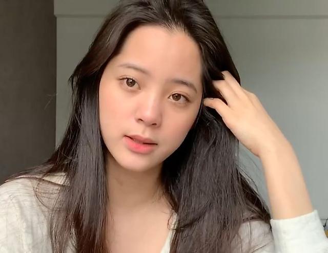 欧阳娜娜出门拿外卖,故意把手机对着门口,看到她的背影,羡慕了