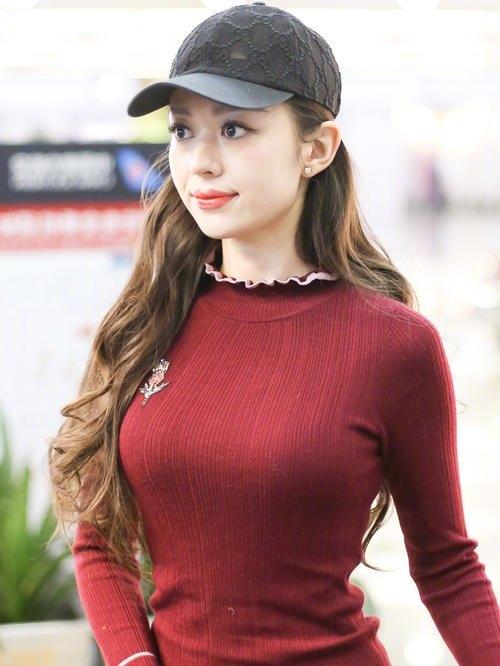 吉娜身材太有料,穿蛋糕裙秀出小蛮腰,前凸后翘魔鬼好身材