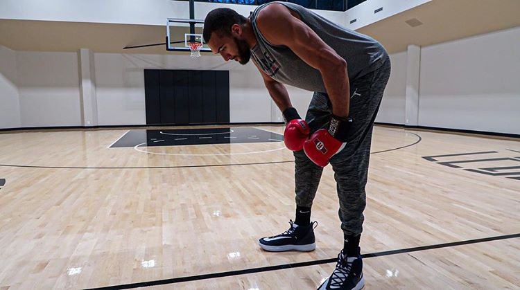 戈贝尔病愈后恢复拳击训练,一招一式虎虎生风