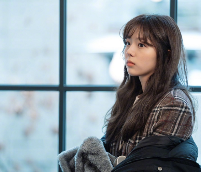 蔡秀彬剧中穿搭释出,穿格纹小西服搭配针织背心复古又文艺!