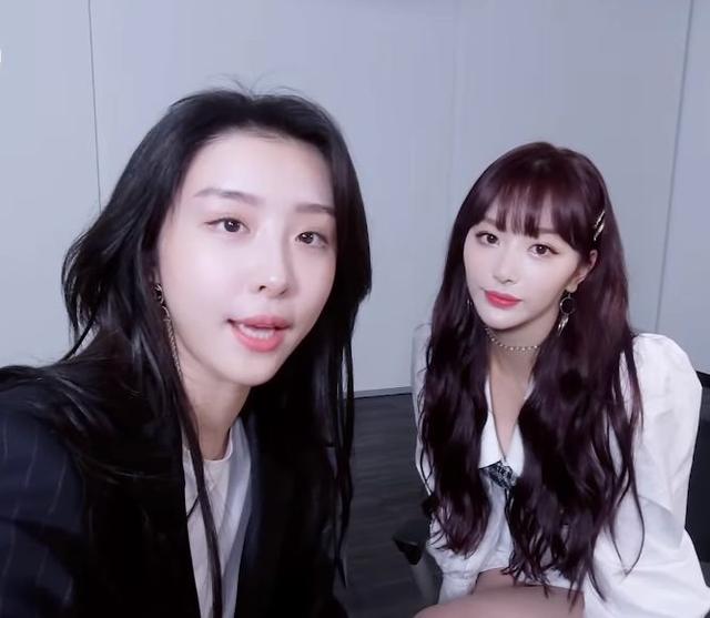 赵小棠和孔雪儿玩游戏,看到小棠传话时的表情,哪还有女神形象