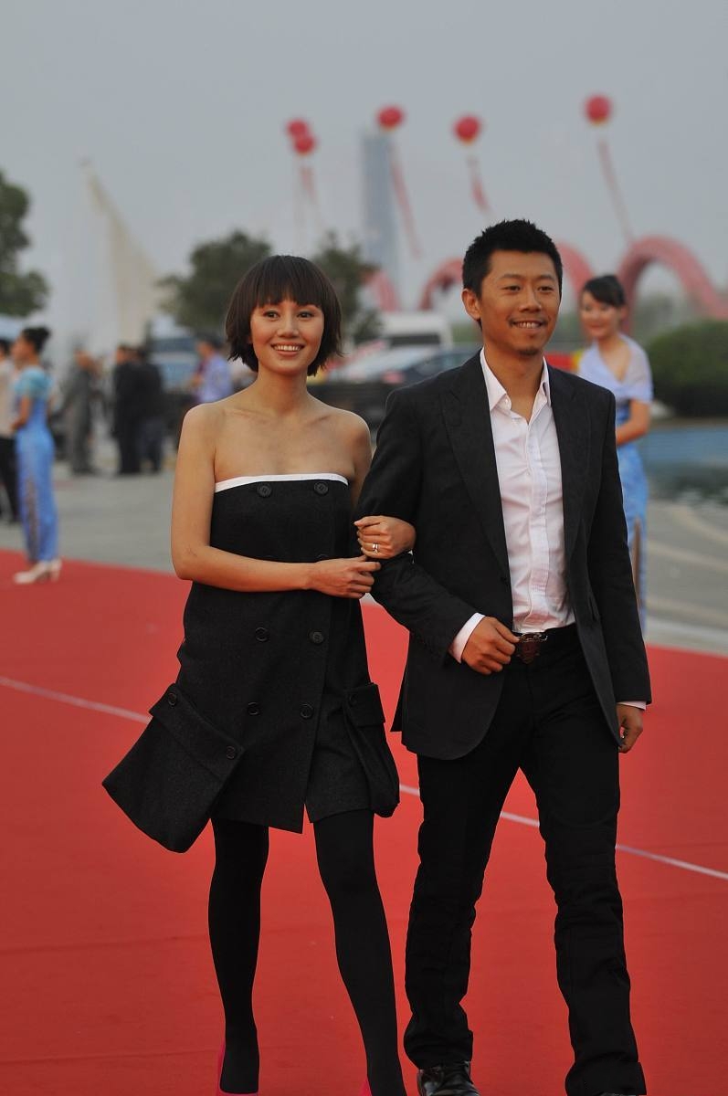 袁泉也有翻车造型!抹胸裙穿出水桶腰,"骚粉"驴蹄鞋比老公抢镜