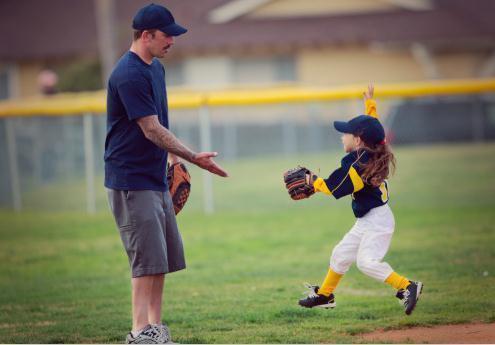 春天是宝宝长个佳季,别因无法出门而忽略,这些运动在家也可做