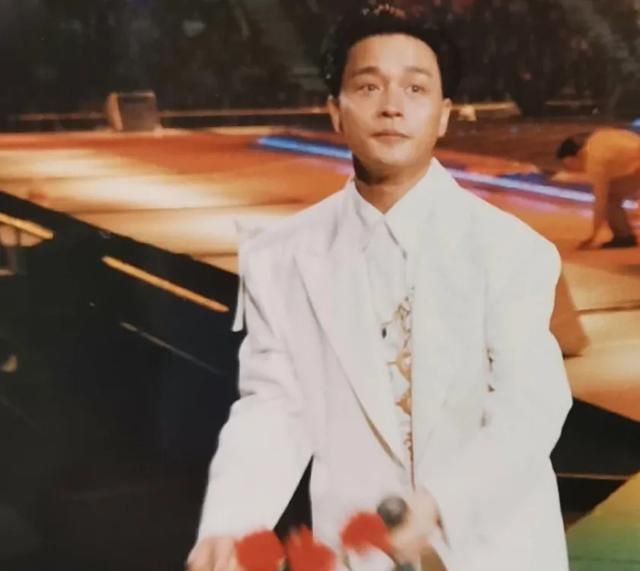 港风西装穿成经典,复古绅士"哥哥"太厉害|张国荣|绅士|白色_新浪新闻
