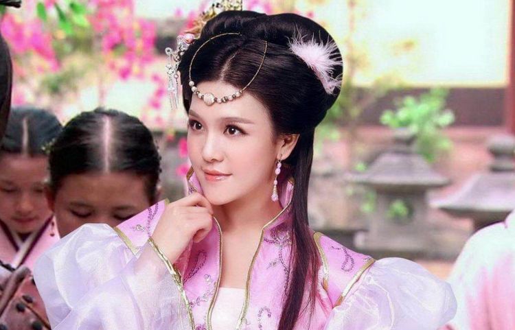 新皇帝萧衍登上皇位后看上了潘玉儿的美貌,本来想纳她为妃子,但是朝臣