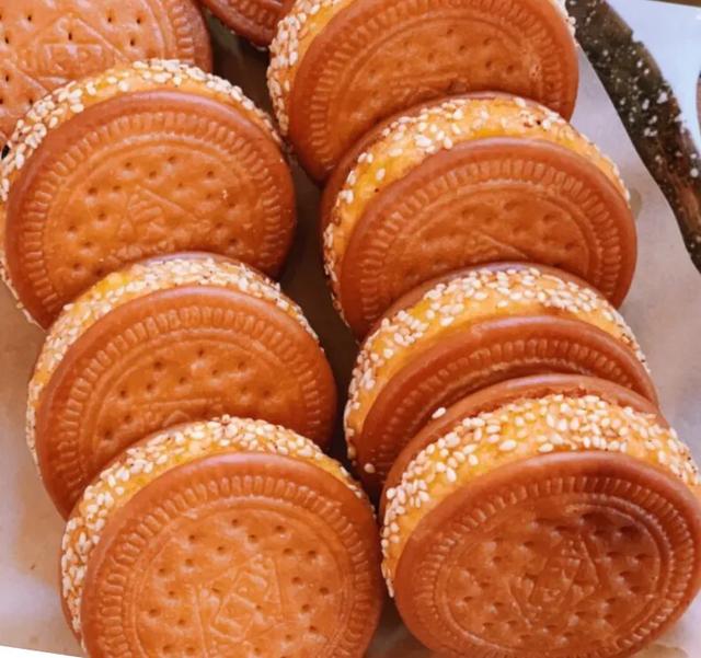 去皮南瓜200g,糯米粉210g, 糖40g, 食用油适量,早餐饼干一袋,芝麻