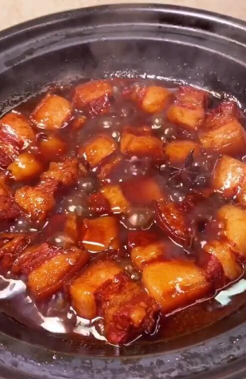 红烧肉最简单家常做法只需4步吃着口口爆香看着都流口水了