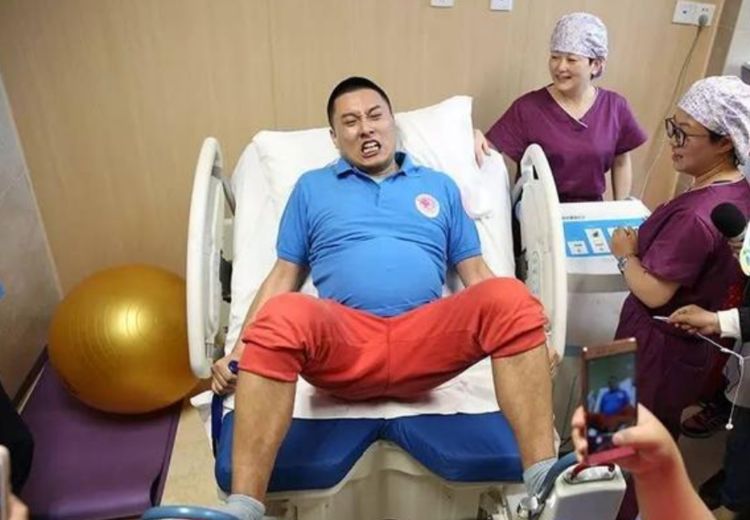 只因妻子无法生育,他成为世界上首个怀孕的男人,诞下3个孩子