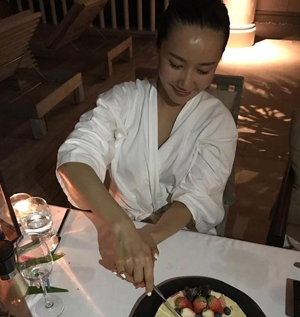 韩雨芹晒出自己的豪宅如今是达芙妮老板娘在家喝水也用高脚杯