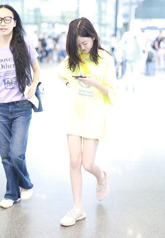 李嫣才13岁发育的这么好,双腿不输超模,王菲都不一定有她的细腿