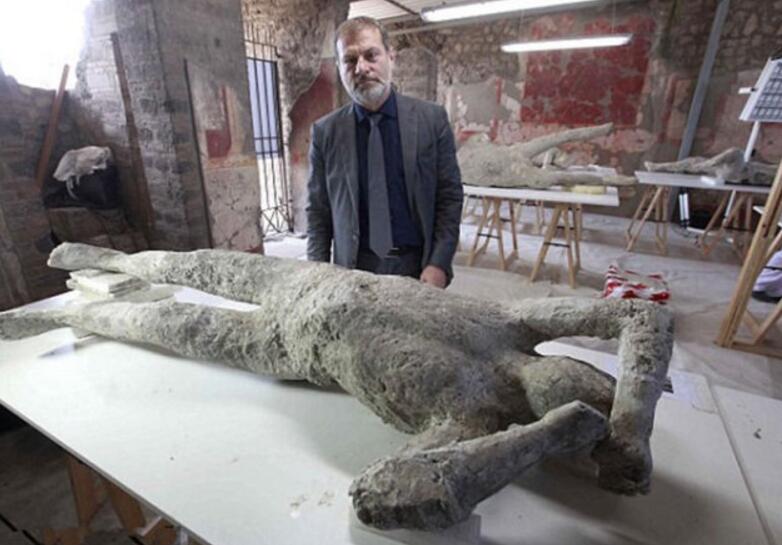 一座被火山"活埋"的城市,如今遇难者成了这样,第二张令人落泪