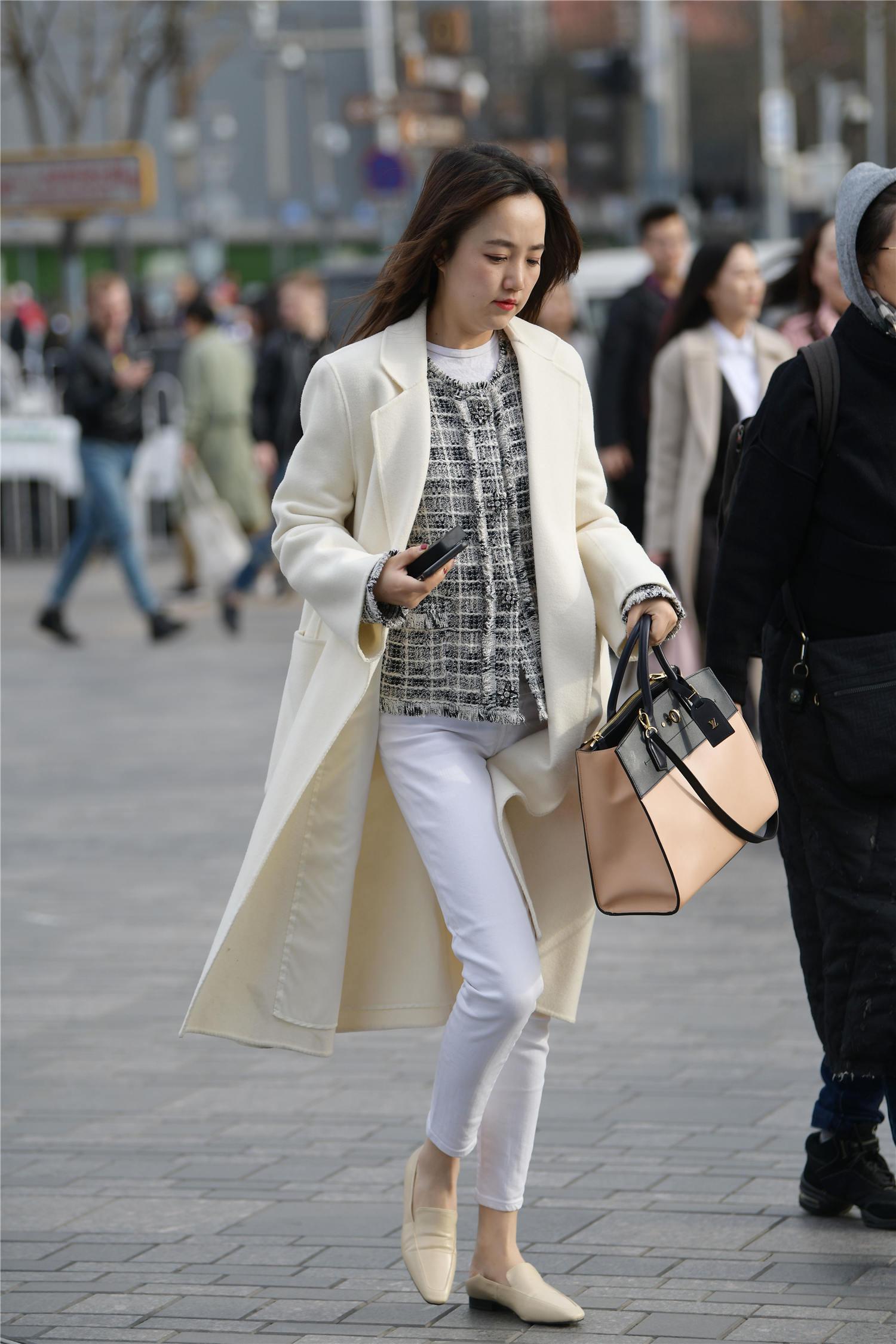 春季的风衣不只是保暖作用,还会搭配风度感觉,衬托气质|风衣|美女|短