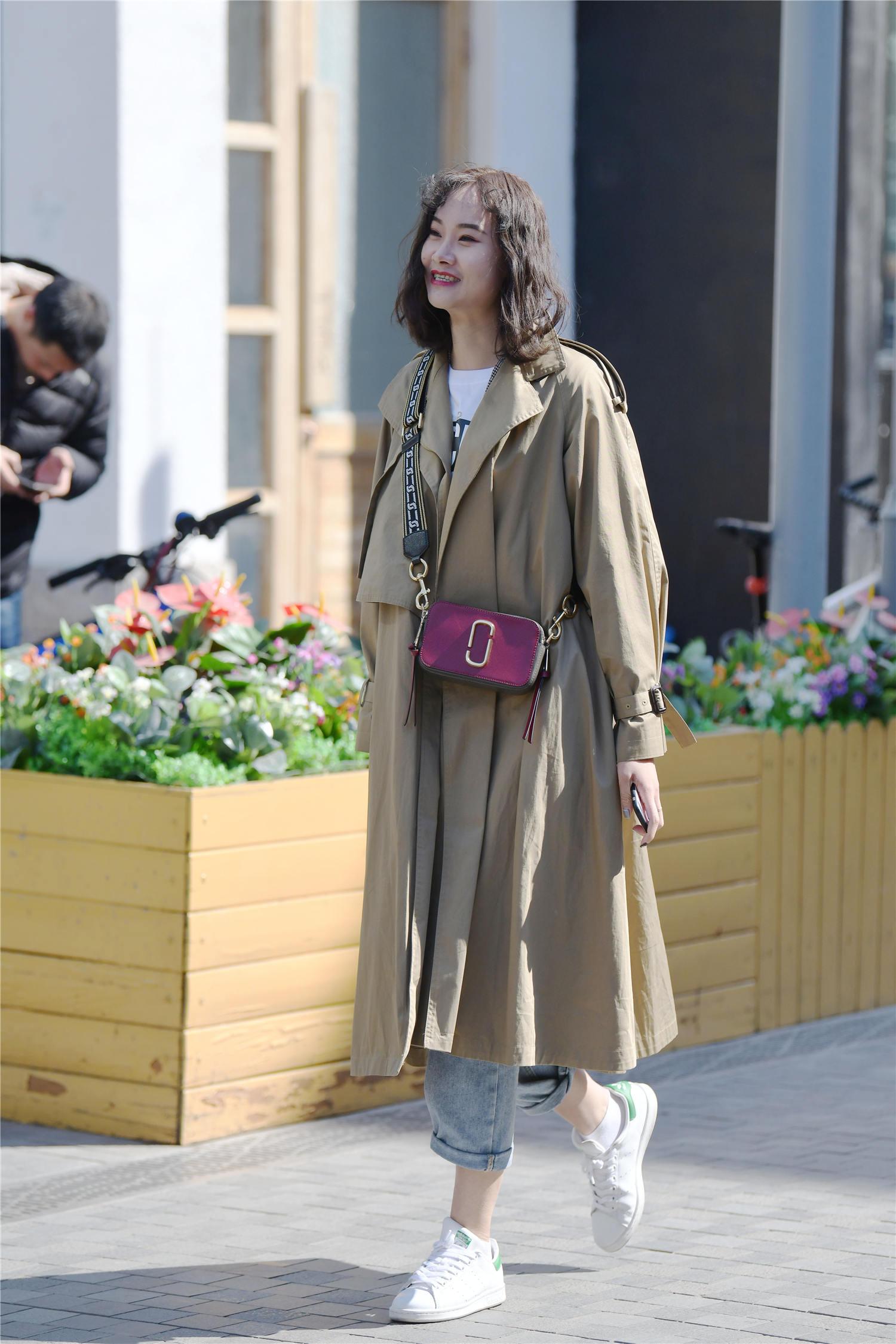 春季的风衣不只是保暖作用,还会搭配风度感觉,衬托气质|风衣|美女|短