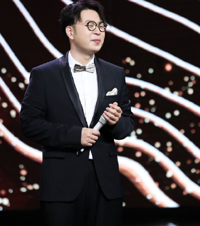 海涛在减肥成功以后,他穿起西装后的形象也是更加有魅力.