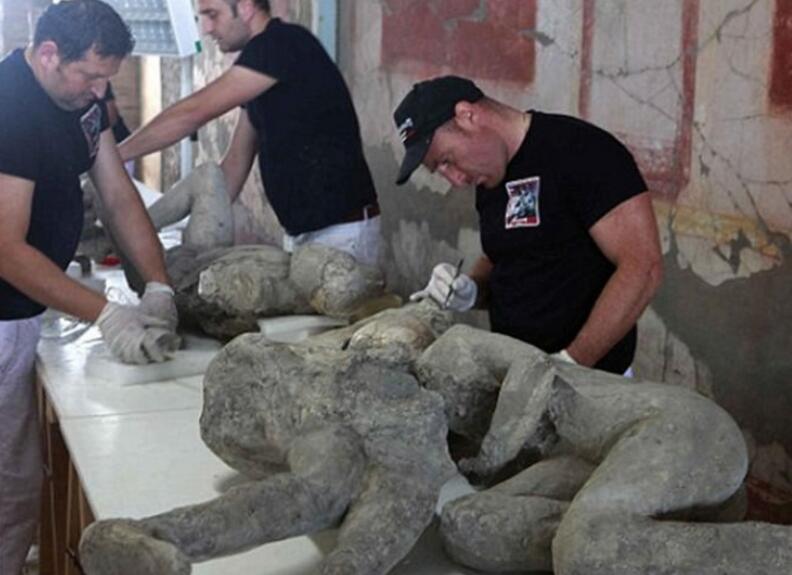 一座被火山"活埋"的城市,如今遇难者成了这样,第二张令人落泪