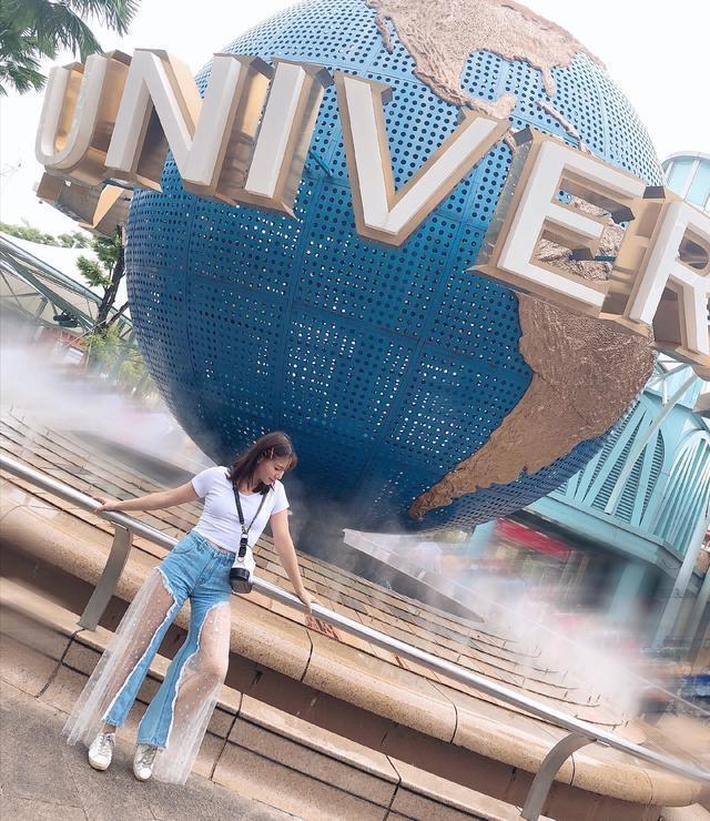 何姿很美,透视薄纱裤配短款白t,凸显丰满身材!