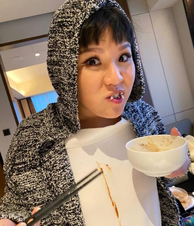 谢依霖产后三天首次晒照身材走样素颜出镜太真实了