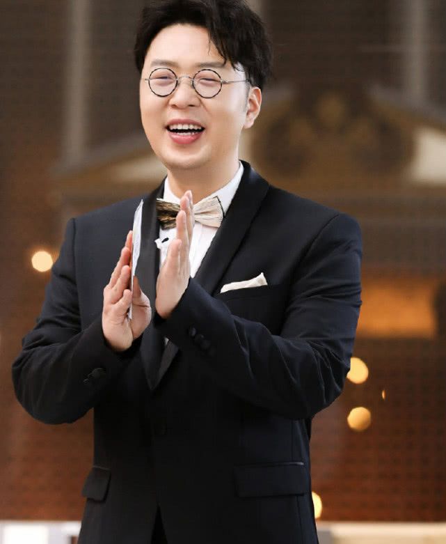 海涛在减肥成功以后,他穿起西装后的形象也是更加有魅力.