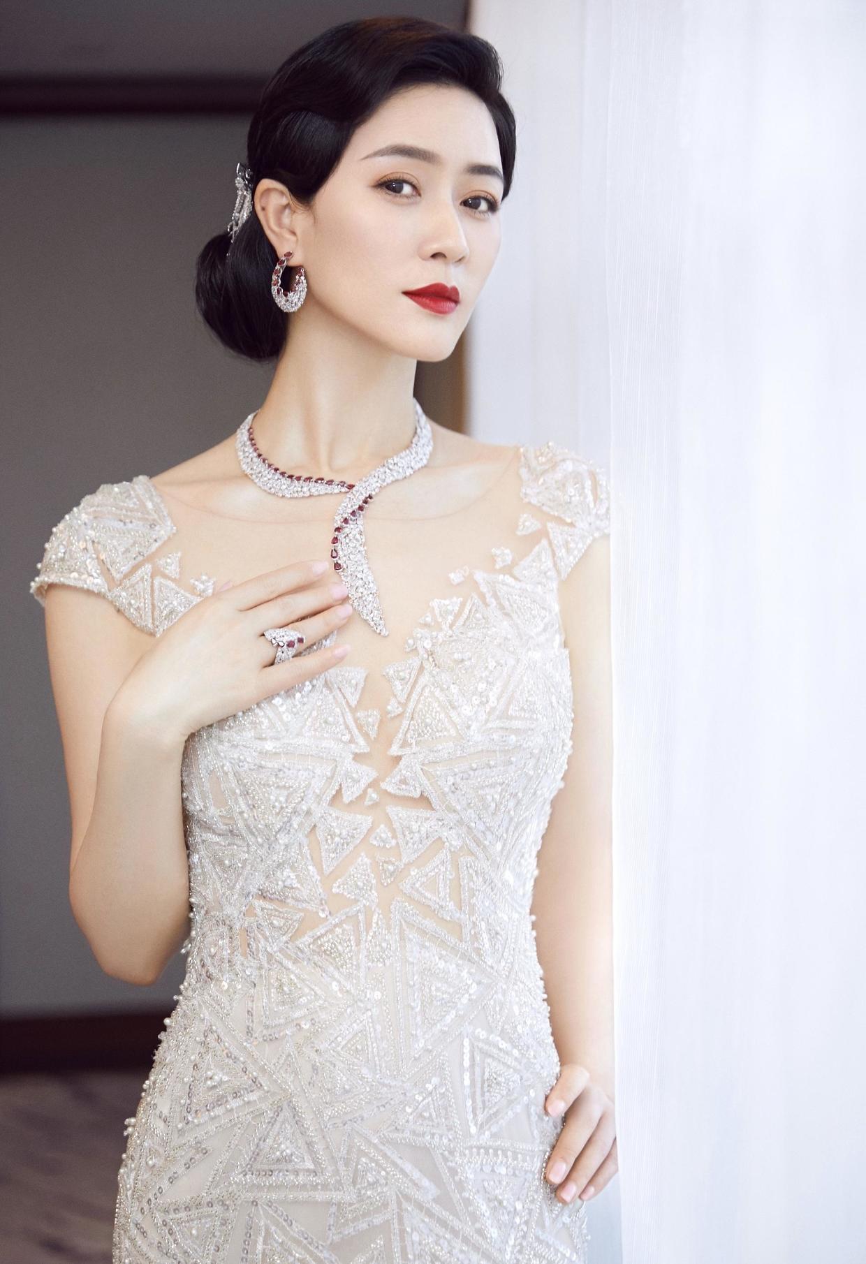 田海蓉"贵族"气质太强,绿色大衣搭配连衣裙,意外穿出高级感