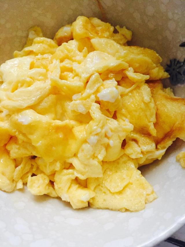 炒鸡蛋时,万万不可直接下锅炒,用上4大诀窍,鸡蛋滑嫩鲜香不腥