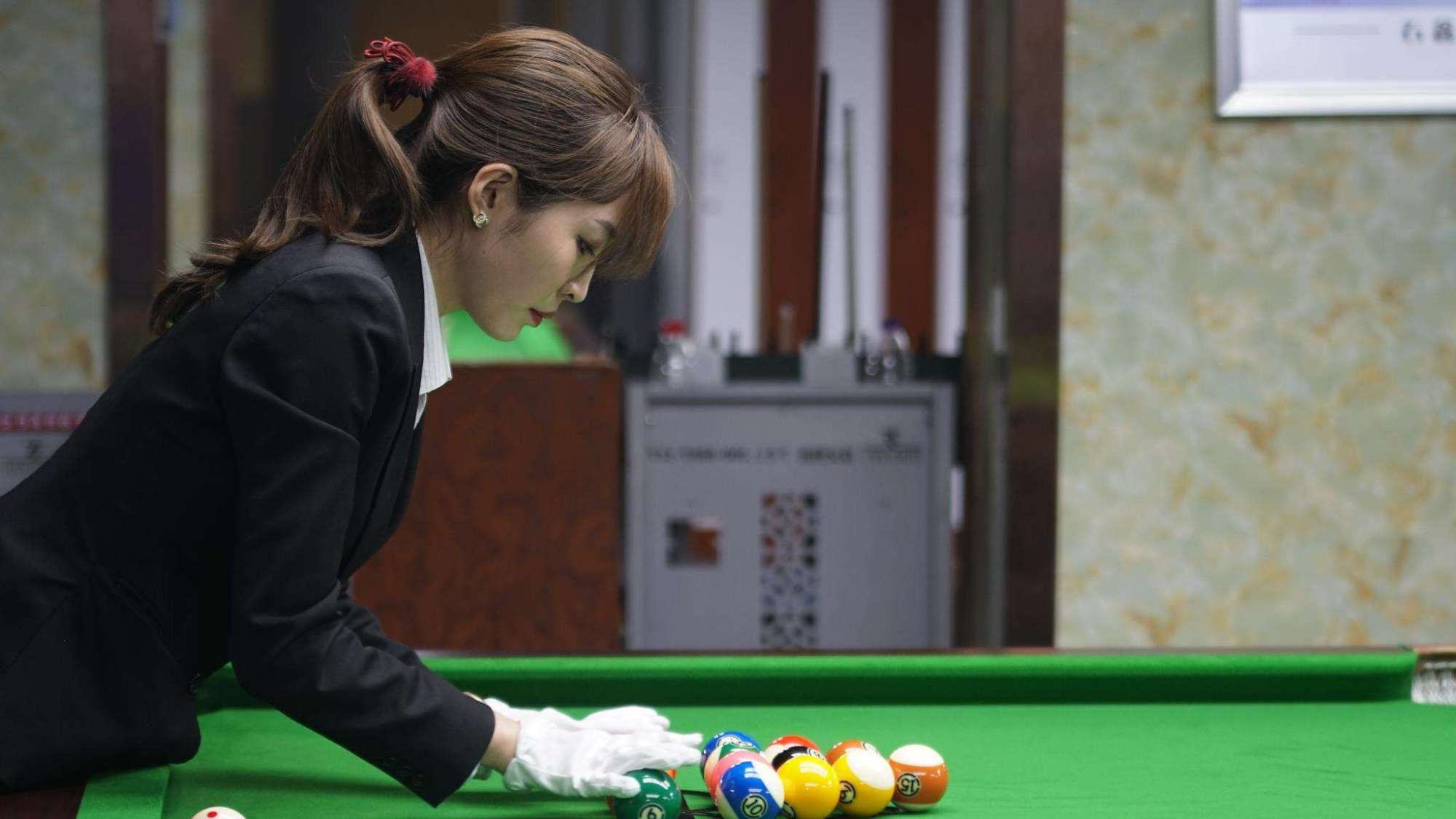 27岁台球美女裁判艺术照美艳动人堪比潘晓婷网友差些火候