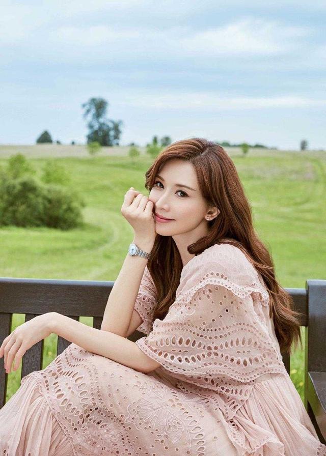 林志玲散发着满满的仙气感,穿蕾丝连衣裙十分的出彩,令人爱慕