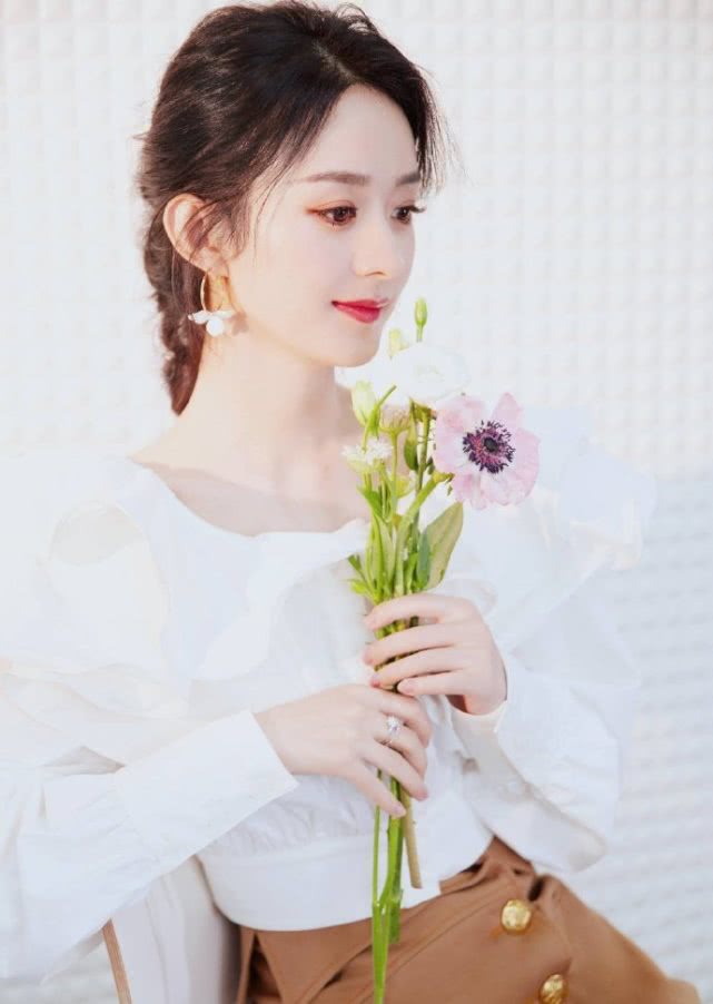 赵丽颖手捧鲜花端庄优雅戴着钻戒秀幸福公开行程超敬业