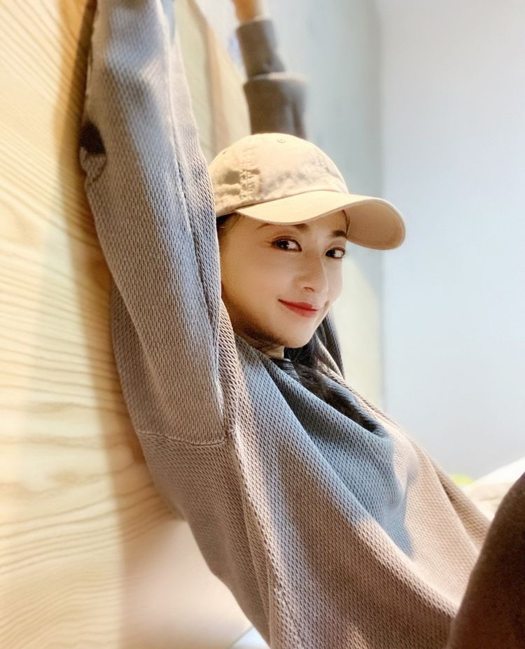 30岁吴谨言状态好棒穿透气卫衣戴鸭舌帽自拍照娇嫩成少女