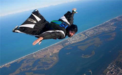 他是第一个从埃菲尔铁塔往下跳的人,穿着自制飞行衣,结局如何?