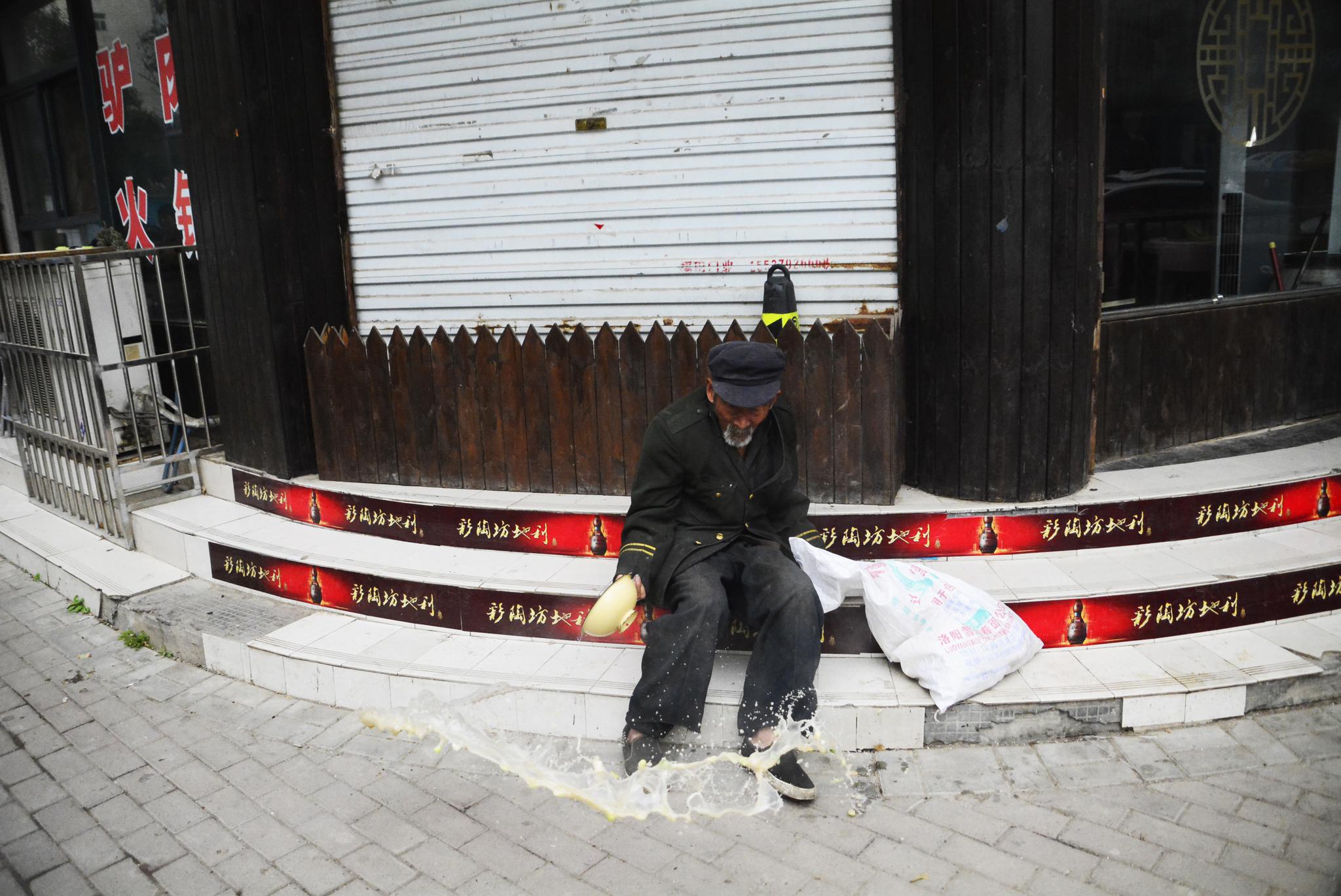 冷风中街头乞讨的大爷言称讨碗热汤喝到饭店之后剧情反转