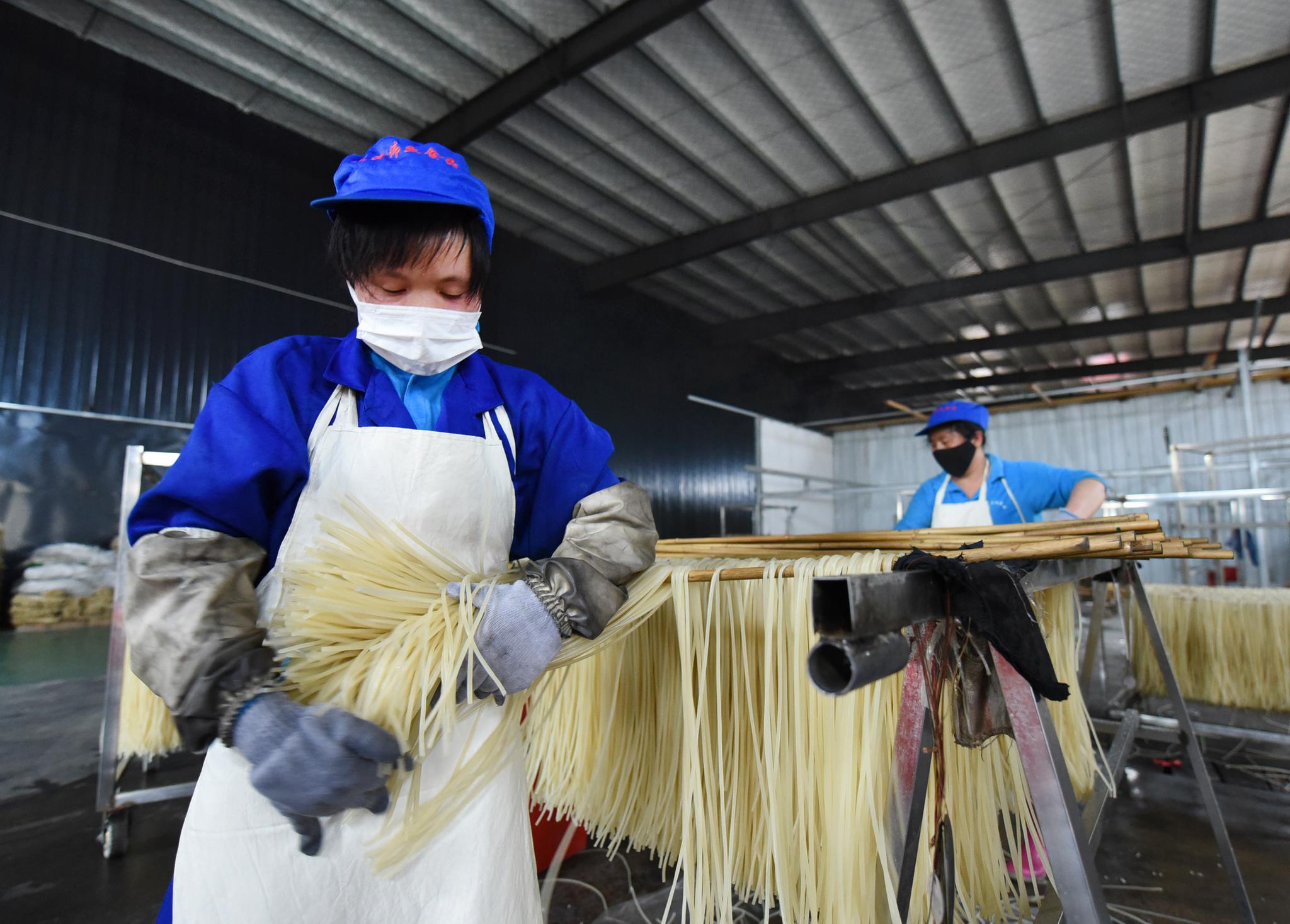 我16岁北漂,32岁回家乡投资1500万建米粉厂,日产10吨