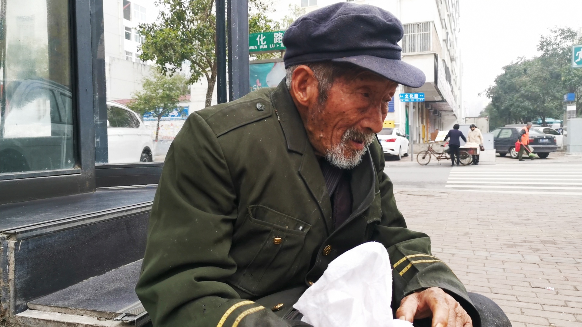 冷风中街头乞讨的大爷言称讨碗热汤喝到饭店之后剧情反转