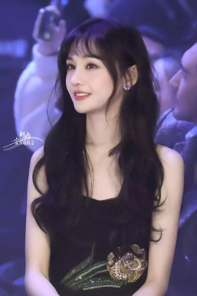 郑爽也太好看了吧!黑长发搭配黑色礼服,像极了漫画中的女主角