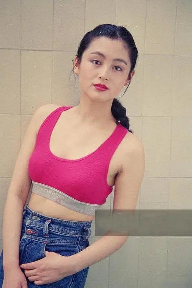 陈红年轻时好敢穿,玫红运动内衣配牛仔裤,勒出的小肚子好真实.