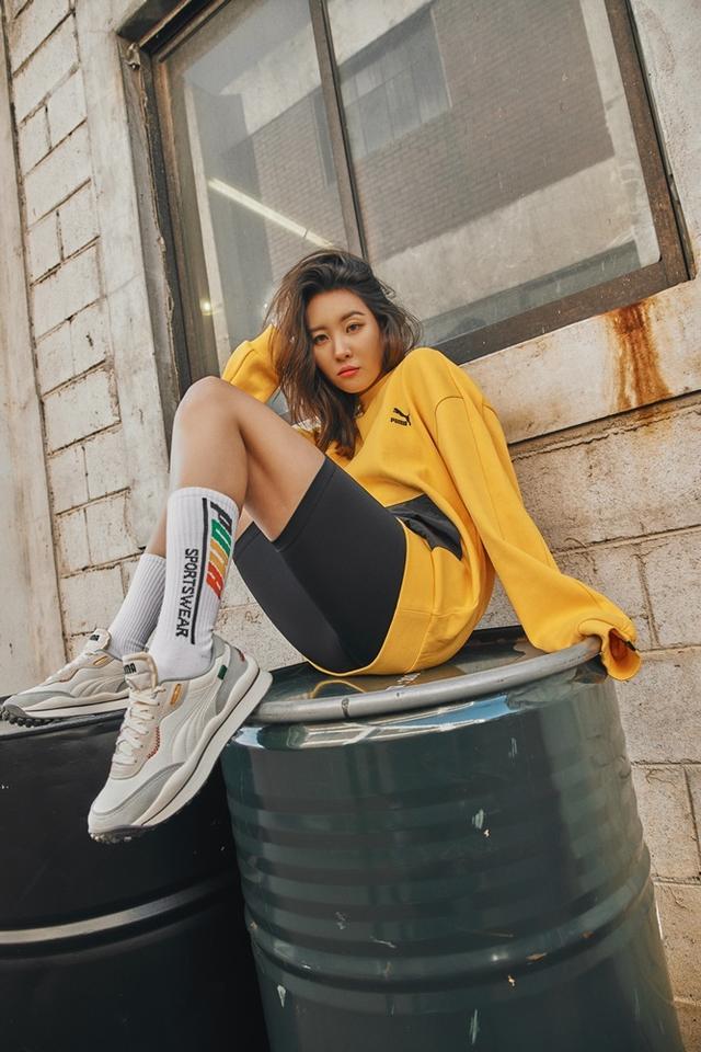 南韩腿精李宣美私服白t超短裤加棒球外套大长腿抢镜