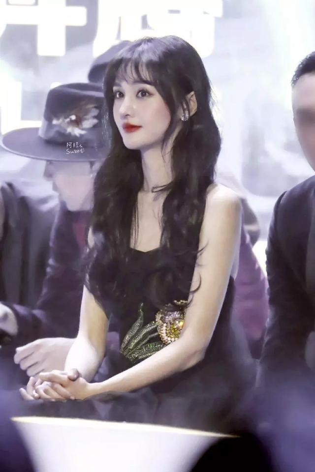 郑爽也太好看了吧!黑长发搭配黑色礼服,像极了漫画中的女主角