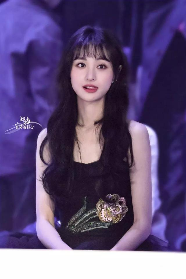 郑爽也太好看了吧!黑长发搭配黑色礼服,像极了漫画中的女主角