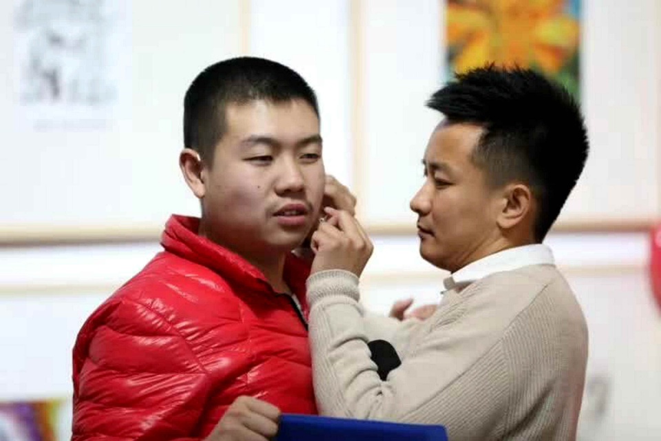 自闭症男孩学钢琴8年,喜欢表演和唱歌,妈妈:请给他一个机会