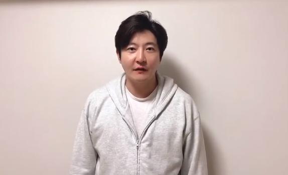 郭京飞复工拍摄《极限挑战》,身材发福变胖,腰围清晰可见游泳圈