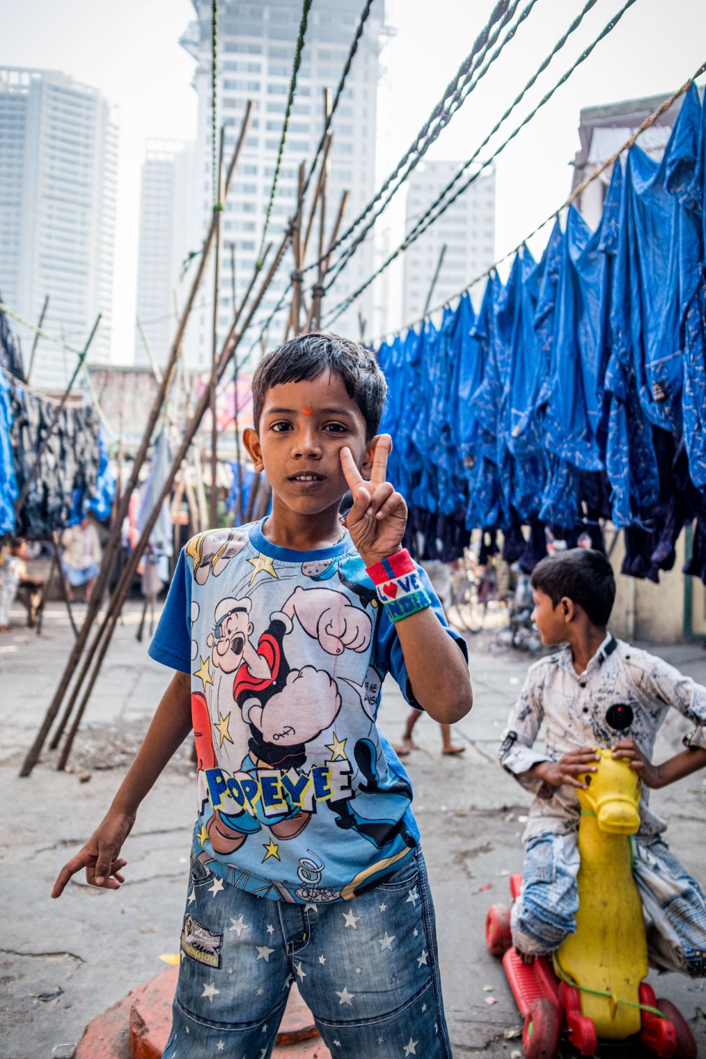 实拍印度孟买千人洗衣场:一座150年历史的场所,如今还照常运行
