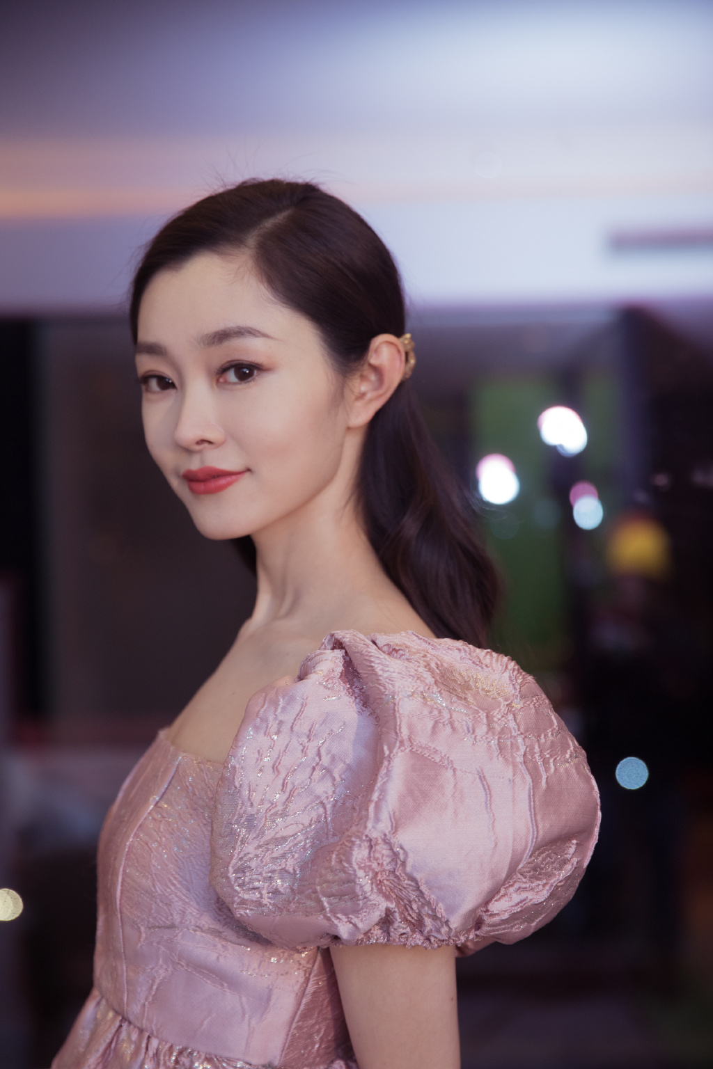 宋轶30岁状态还这么好穿泡泡袖连衣裙美成小公主一字锁骨惊艳