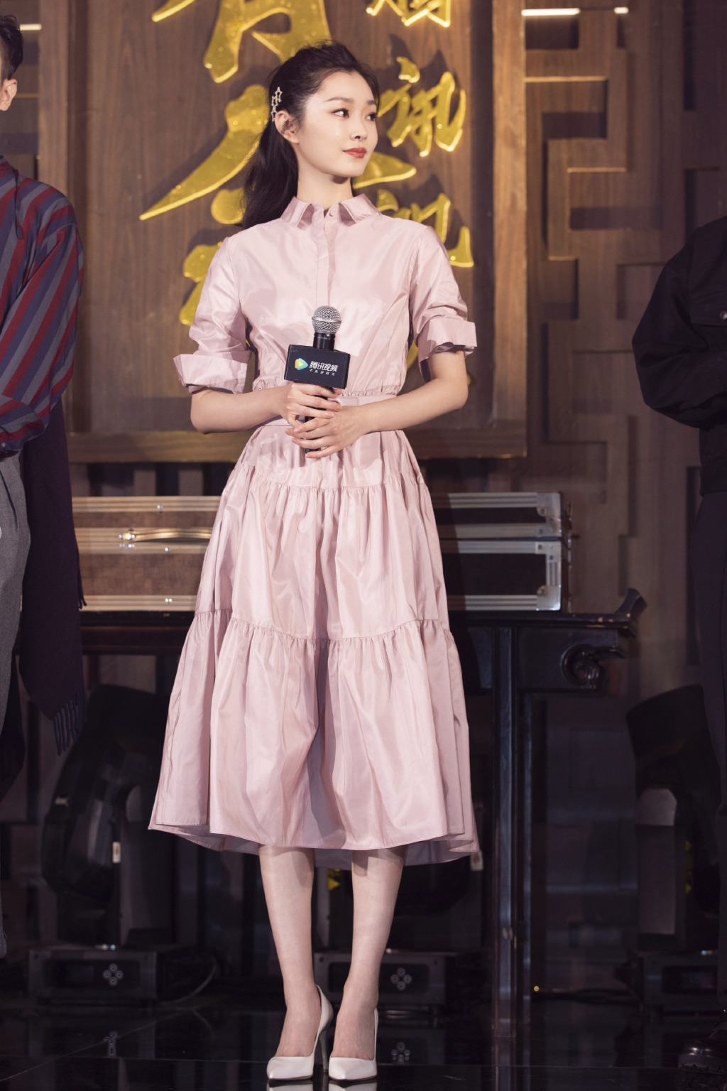 宋轶30岁状态还这么好穿泡泡袖连衣裙美成小公主一字锁骨惊艳