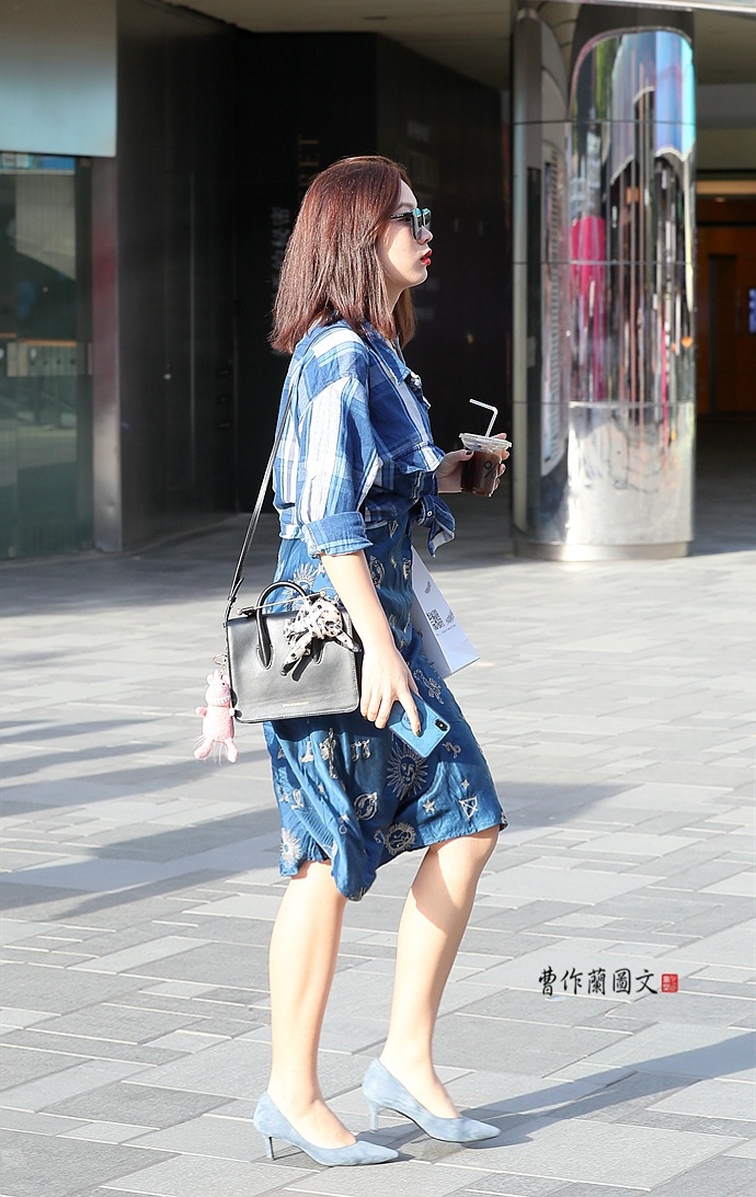 街拍穿了就时尚的尖头细高跟船鞋美女