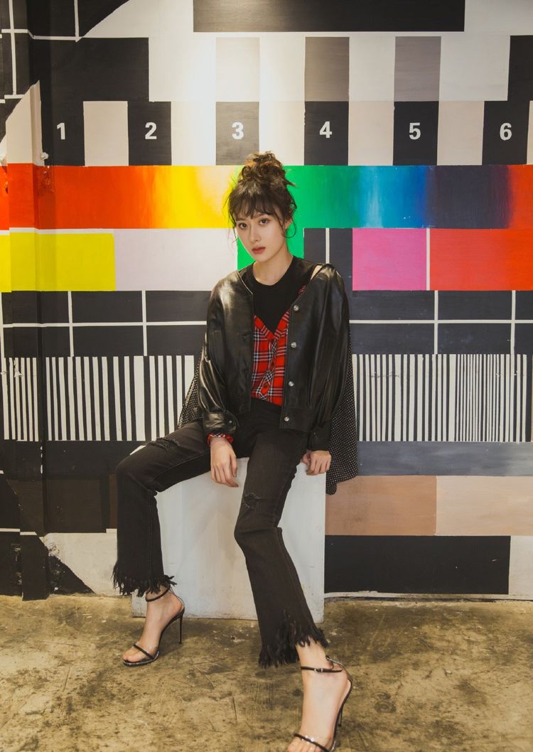 曾在《楚乔传》中饰演锦烛,今穿紫色西装配束脚裤,气场a到爆|曹曦月