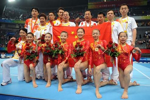 一开始邓琳琳的父亲把希望都寄托在邓枭枭身上,因为邓枭枭看起来比邓