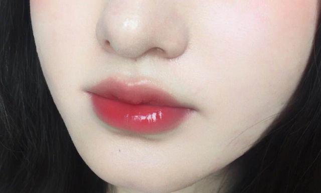 打造水润"嘟嘟唇",镜面唇釉是必需品,你知道如何正确选品吗