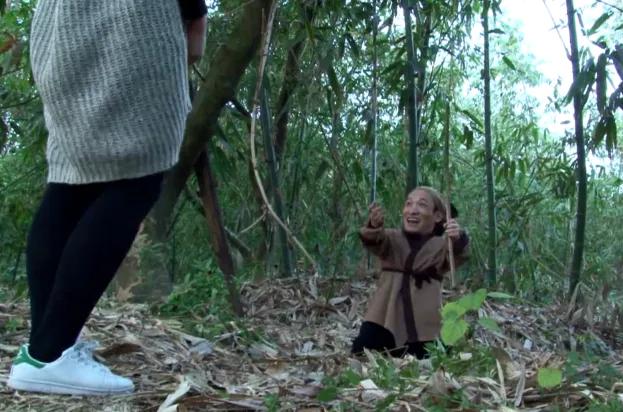 农村新婚夫妻上山寺庙求子,经过竹林却停下了脚步,发生的事骇人