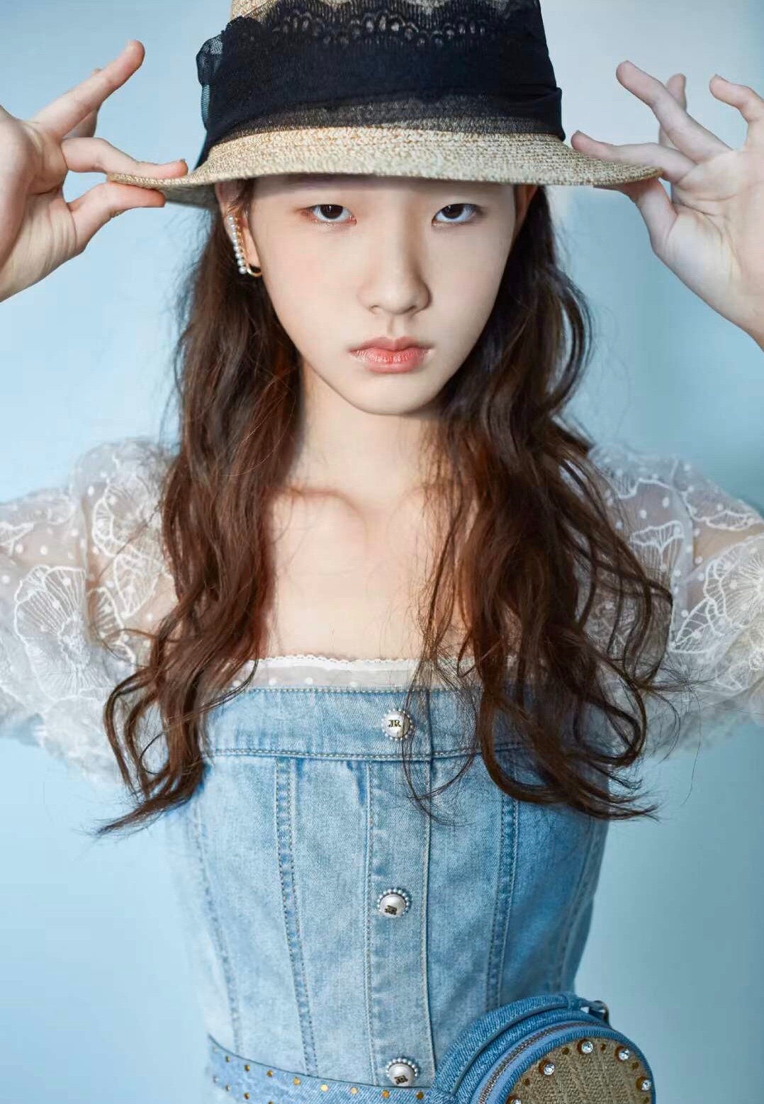 小s女儿真放得开!穿吊带拍杂志成熟又风情,14岁豪爽个性随妈